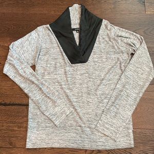 Grey top with black leather collar - Size S